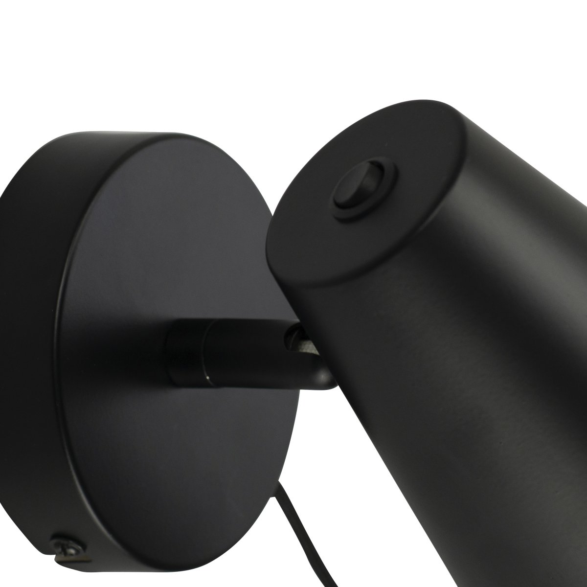 Cale 25cm Musta seinävalaisin valmistajalta Dyberg Larsen - Mattamusta metalliseinävalaisin ja vapaasti pyöritettävä lampun pää sopivat täydellisesti makuuhuoneen lukuvaloksi.