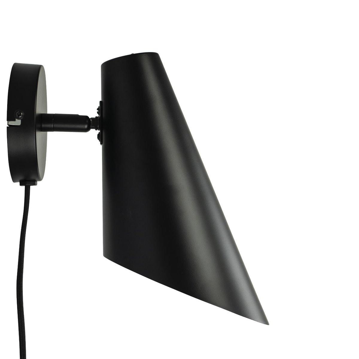 Cale 25cm Musta seinävalaisin valmistajalta Dyberg Larsen - Mattamusta metalliseinävalaisin ja vapaasti pyöritettävä lampun pää sopivat täydellisesti makuuhuoneen lukuvaloksi.