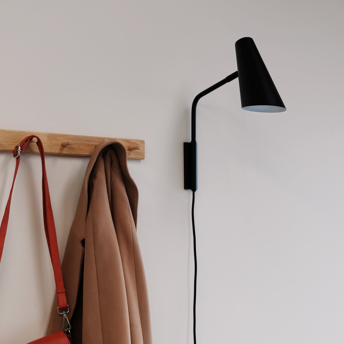 Noa 38cm Musta seinävalaisin valmistajalta Dyberg Larsen - Noa on sarja, jossa on tyylik&auml;s ja minimalistinen ilme.