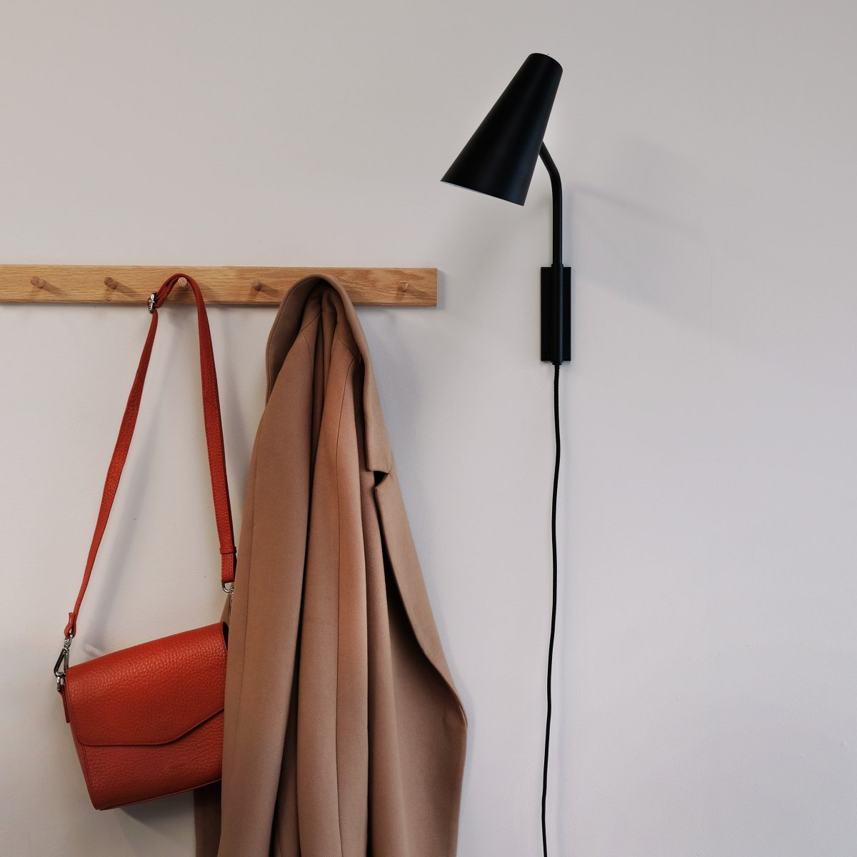 Noa 38cm Musta seinävalaisin valmistajalta Dyberg Larsen - Noa on sarja, jossa on tyylik&auml;s ja minimalistinen ilme.