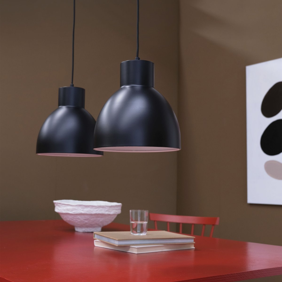 Coast Ø25 Musta kattovalaisin valmistajalta Dyberg Larsen - Dyberg Larsenin tanskalaisessa Coast-sarjassa on tyylikkäät linjat ja tyylikkäät, kaarevat varusteet, ja se tarjoaa design-valaisimia, kuten riipuksia, seinävalaisimia, pöytälamppuja ja lattiavalaisimia mustana tai valkoisena.