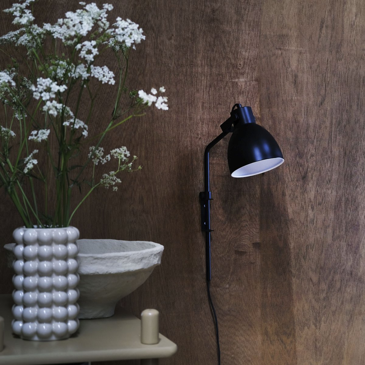 Coast 48cm Musta seinävalaisin valmistajalta Dyberg Larsen - Cast-seinävalaisimessa on selkeät linjat ja yksinkertaiset muodot, jotka luovat tyylikkään ja elegantin ilmeen.