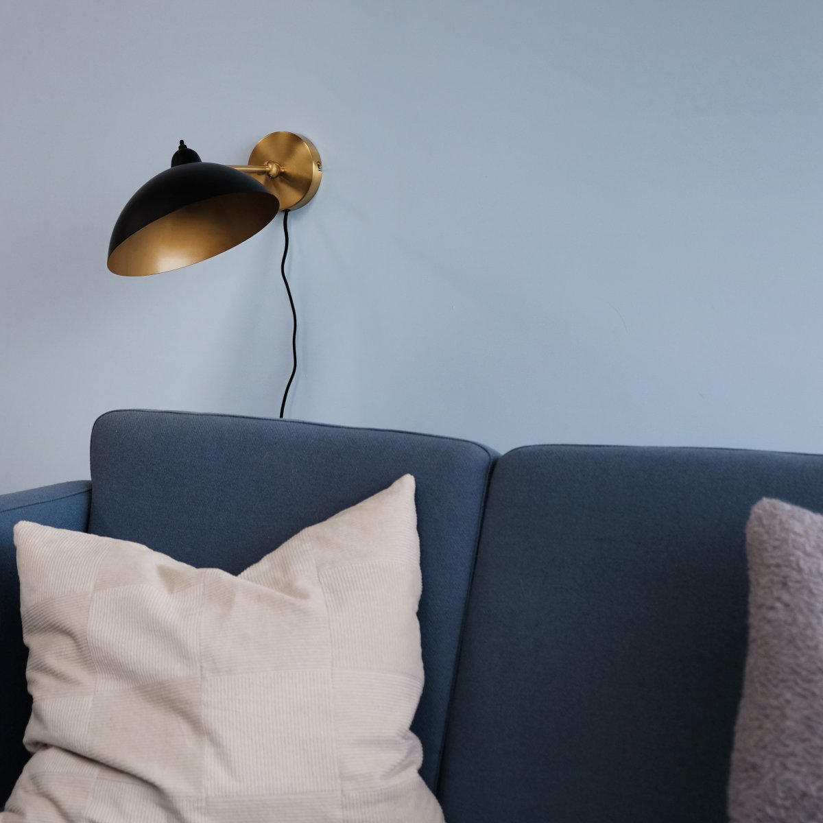 Futura 43cm Messinki seinävalaisin valmistajalta Dyberg Larsen - Valmistettu metallista, ulkopuolelta musta ja sisäpuoli messinkiä, se luo tyylikkään ilmeen.