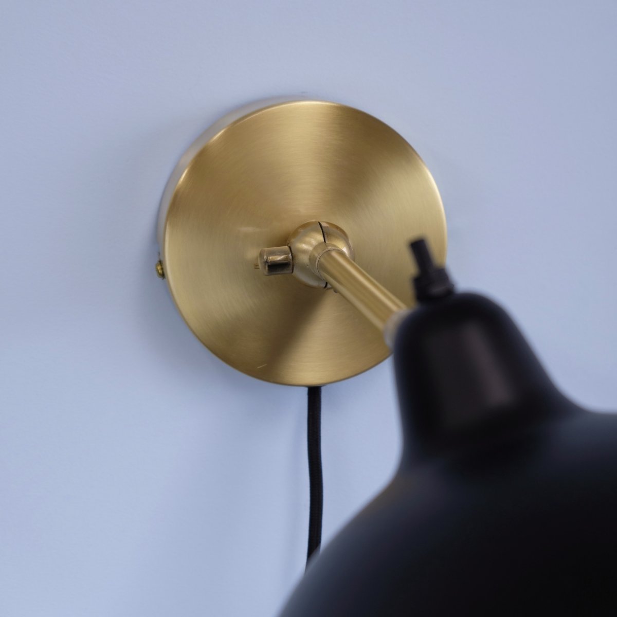 Futura 43cm Messinki seinävalaisin valmistajalta Dyberg Larsen - Valmistettu metallista, ulkopuolelta musta ja sisäpuoli messinkiä, se luo tyylikkään ilmeen.