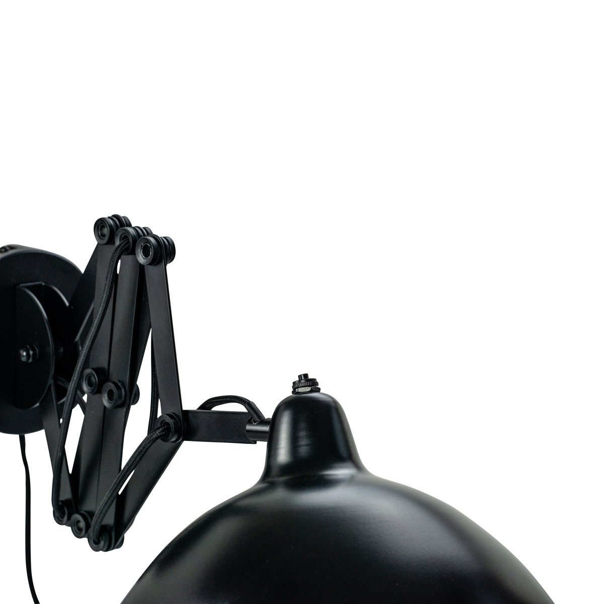 Futura 60cm Musta seinävalaisin valmistajalta Dyberg Larsen - Valmistettu metallista, jossa on musta ulkopinta ja valkoinen sisäpuoli, se luo minimalistisen ilmeen.