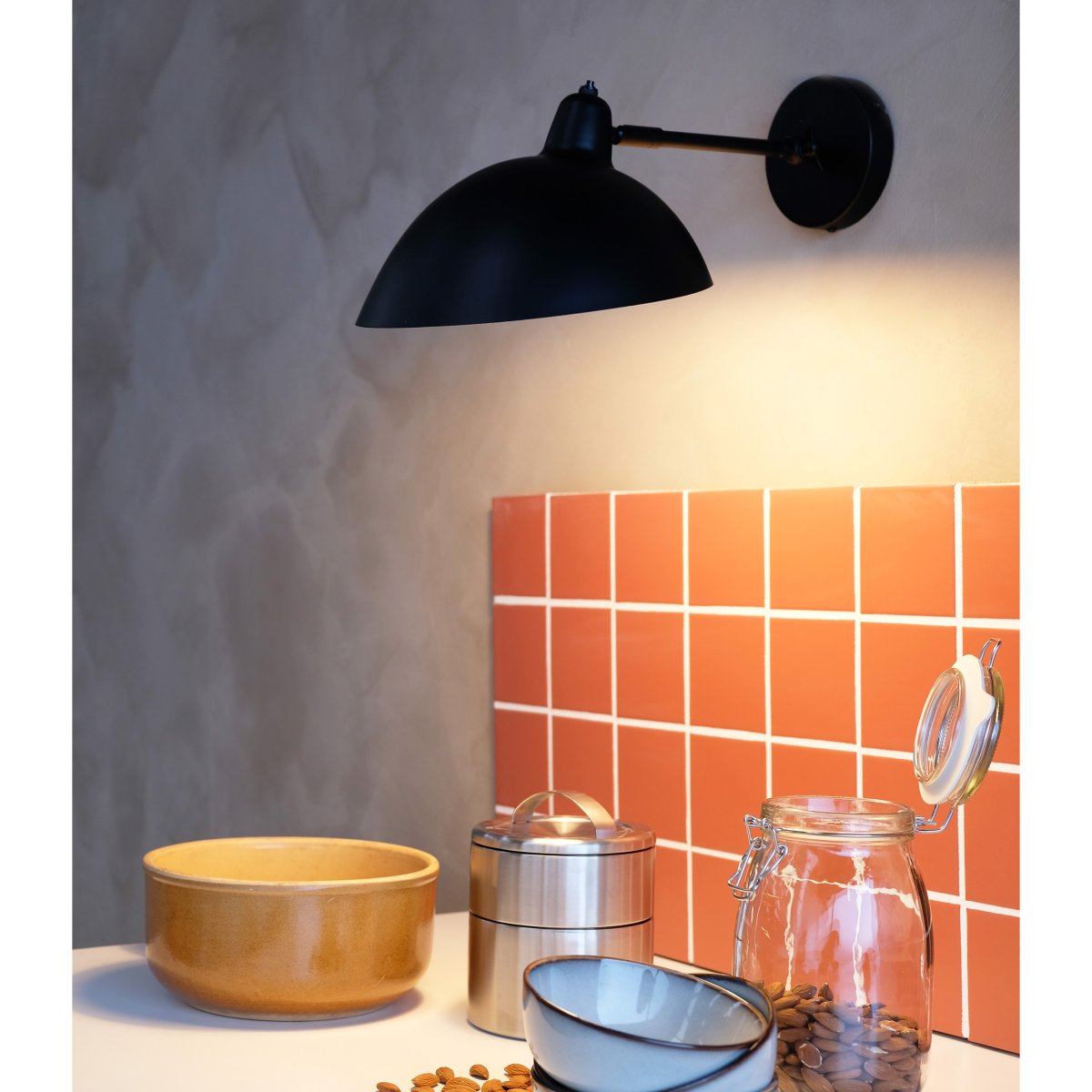 Futura 43cm Musta seinävalaisin valmistajalta Dyberg Larsen - Valmistettu metallista, jossa on musta ulkopinta ja valkoinen sisäpuoli, se luo minimalistisen ilmeen.