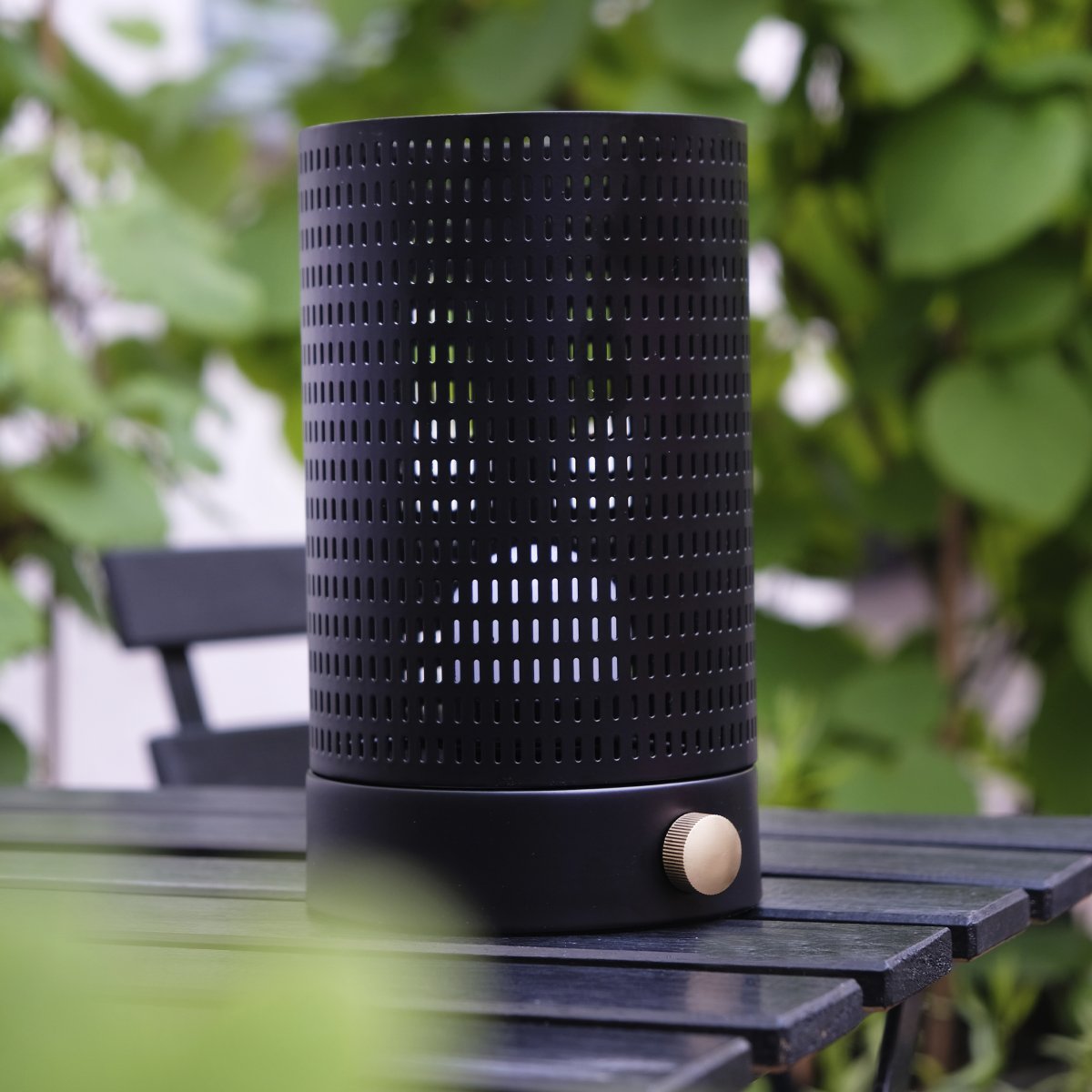 Mesh 20cm Musta Siirrettävä valmistajalta Dyberg Larsen - Mesh on ladattava ja siin&auml; on sis&auml;&auml;nrakennettu LED-valaistus, joten sinun ei tarvitse ostaa hehkulamppuja.