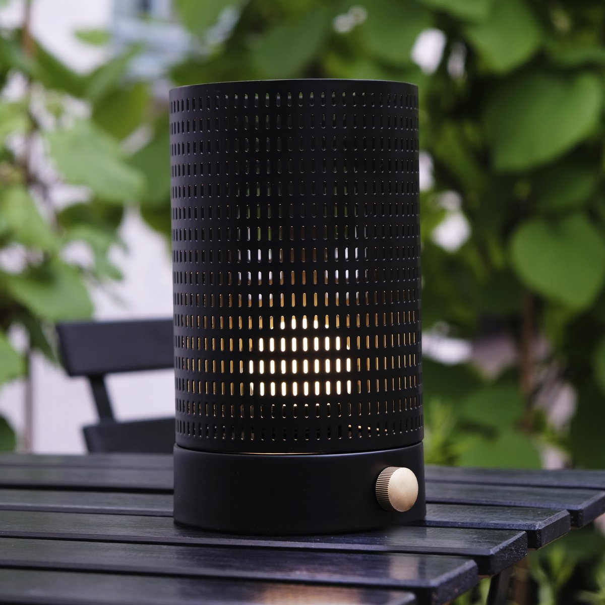 Mesh 20cm Musta Siirrettävä valmistajalta Dyberg Larsen - Mesh on ladattava ja siin&auml; on sis&auml;&auml;nrakennettu LED-valaistus, joten sinun ei tarvitse ostaa hehkulamppuja.