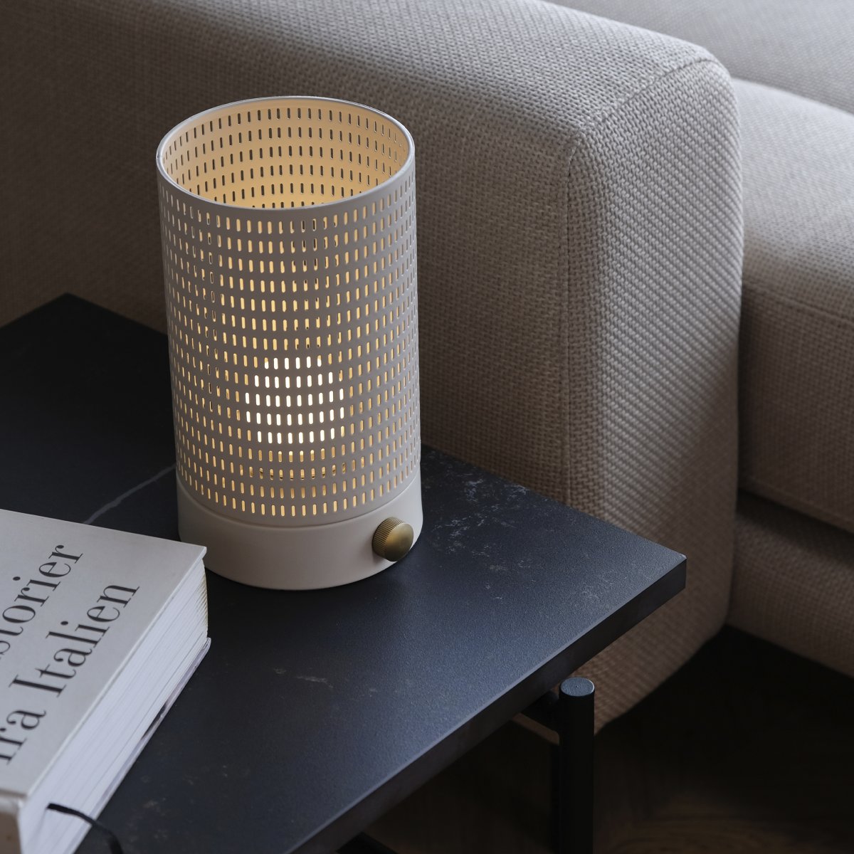 Mesh 20cm Valkoinen Siirrettävä valmistajalta Dyberg Larsen - Mesh on ladattava ja siin&auml; on sis&auml;&auml;nrakennettu LED-valaistus, joten sinun ei tarvitse ostaa hehkulamppuja.