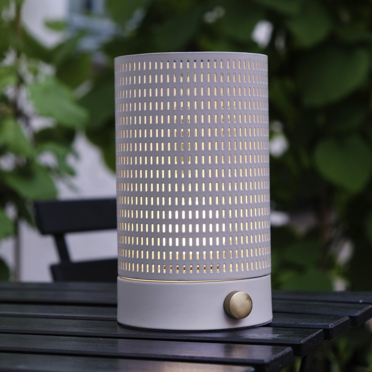 Mesh 20cm Valkoinen Siirrettävä valmistajalta Dyberg Larsen - Mesh on ladattava ja siin&auml; on sis&auml;&auml;nrakennettu LED-valaistus, joten sinun ei tarvitse ostaa hehkulamppuja.