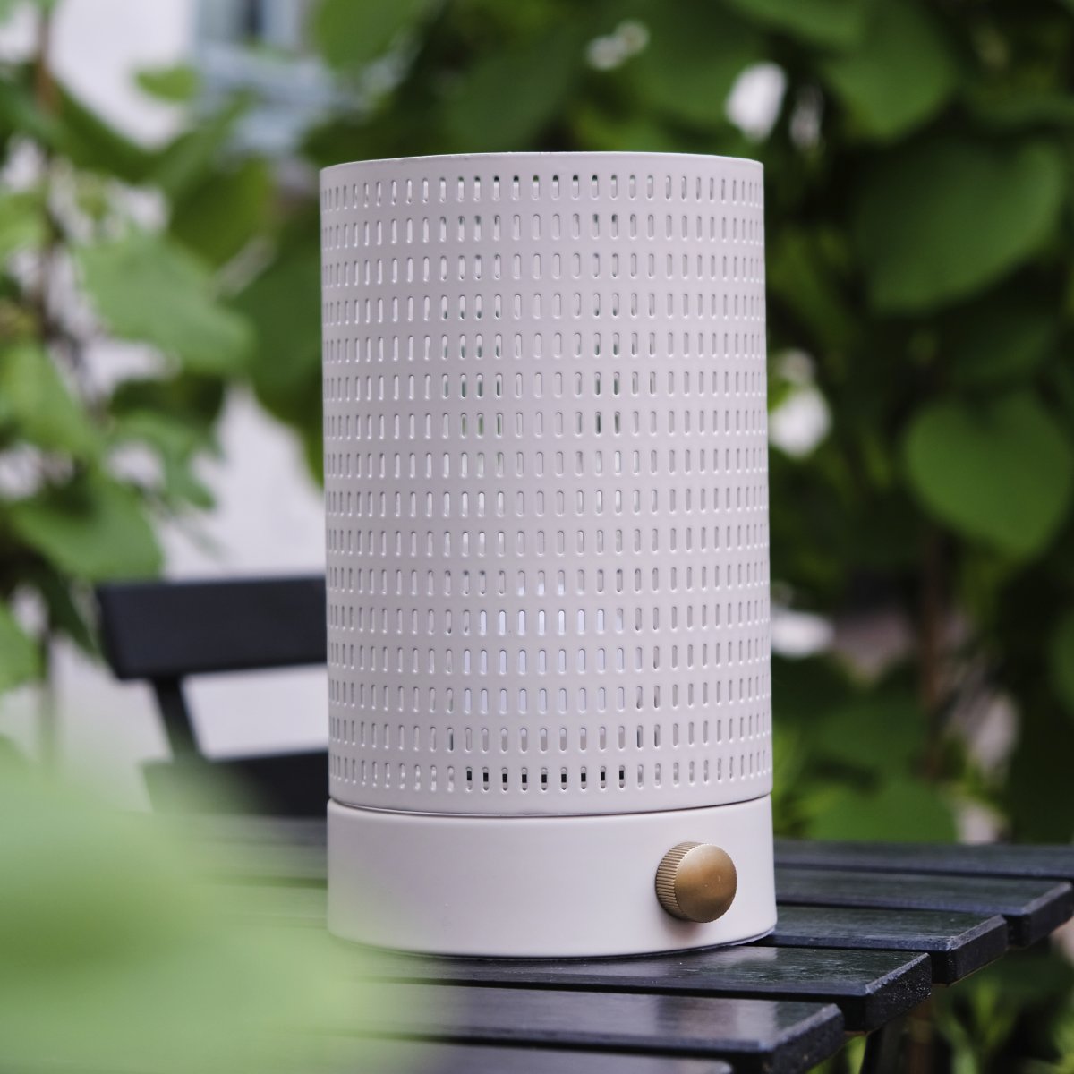 Mesh 20cm Valkoinen Siirrettävä valmistajalta Dyberg Larsen - Mesh on ladattava ja siin&auml; on sis&auml;&auml;nrakennettu LED-valaistus, joten sinun ei tarvitse ostaa hehkulamppuja.