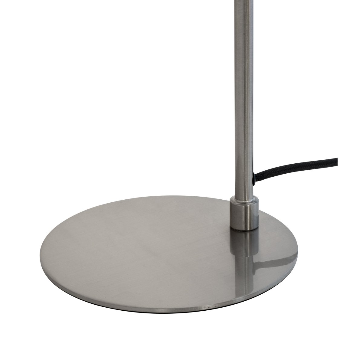 Oswald 40cm Harjattua terästä työpöytävalaisin valmistajalta Dyberg Larsen - Näytön valkoinen sisäpuoli optimoi valon ja litteä harjattua terästä oleva pohja täydentää tyylikkään muotoilun.