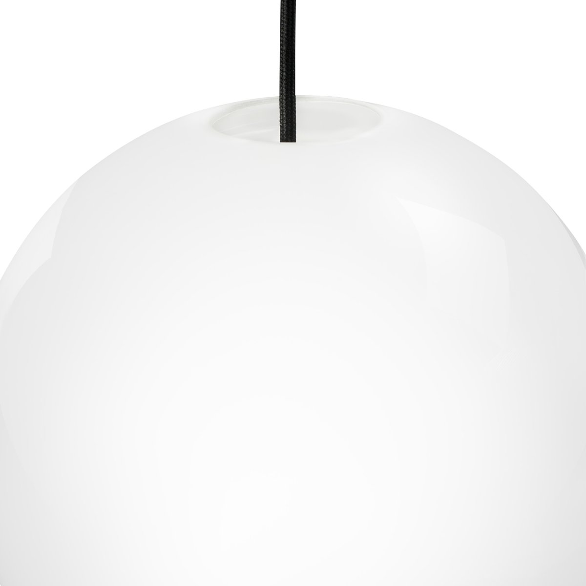 Cafè Ø25 Opaali kattovalaisin valmistajalta Dyberg Larsen - Kahvi&eacute; Opal on ajaton ja tyylikäs riippuvalaisin, jossa on sekä ylhäältä että alhaalta avoin opaalilasikupu.