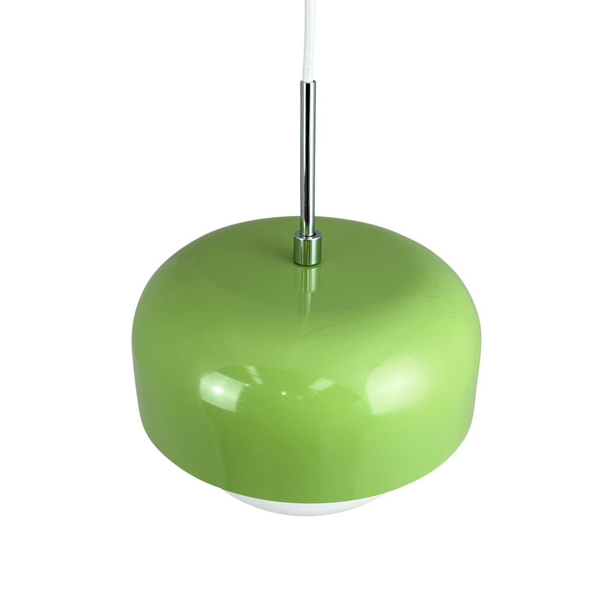 Haipot Ø23 Matcha vihreä kattovalaisin valmistajalta Dyberg Larsen - Ge ditt hem en modern och exklusiv touch med Haipot pendellampa i en matcha-gr&ouml;n f&auml;rg.