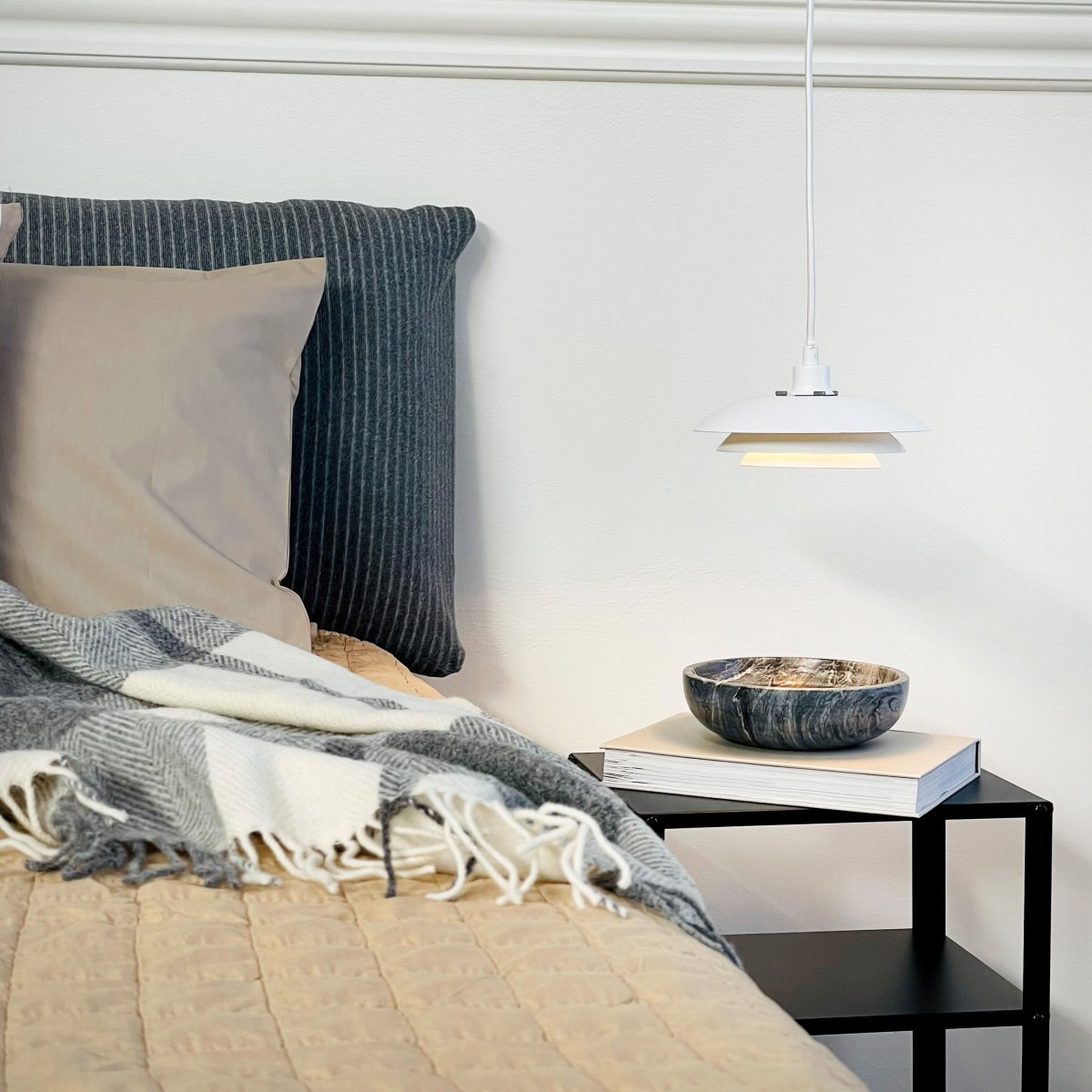 DL20 Ø20 Valkoinen kattovalaisin valmistajalta Dyberg Larsen - Valaisimet ovat saman yksinkertaisen ja klassisen ilmeen kolmella s&auml;vyll&auml;, mutta halkaisijaltaan 20 cm, ne on helppo asentaa ja sopivat erilaisiin ymp&auml;rist&ouml;ihin.