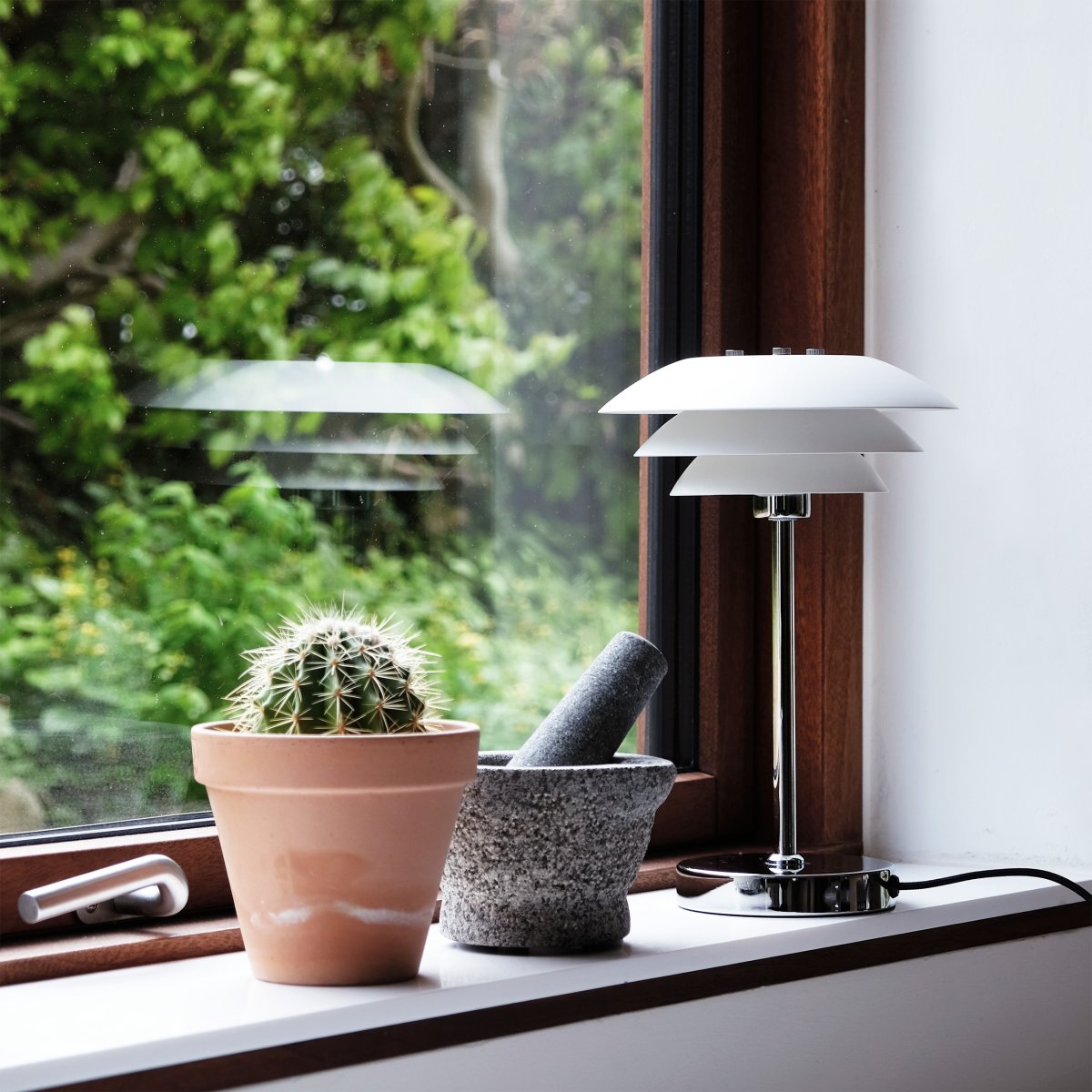 DL20 30cm Valkoinen pöytävalaisin valmistajalta Dyberg Larsen - DL20-p&ouml;yt&auml;valaisin kromatulla metallijalalla ja valkoisilla metallivarjoilla on tyylik&auml;s valaisin, joka sopii t&auml;ydellisesti yhteen; ty&ouml;p&ouml;yd&auml;lle, pienelle sivup&ouml;yd&auml;lle olohuoneeseen tai miss&auml; tahansa tarvitset sit&auml;.