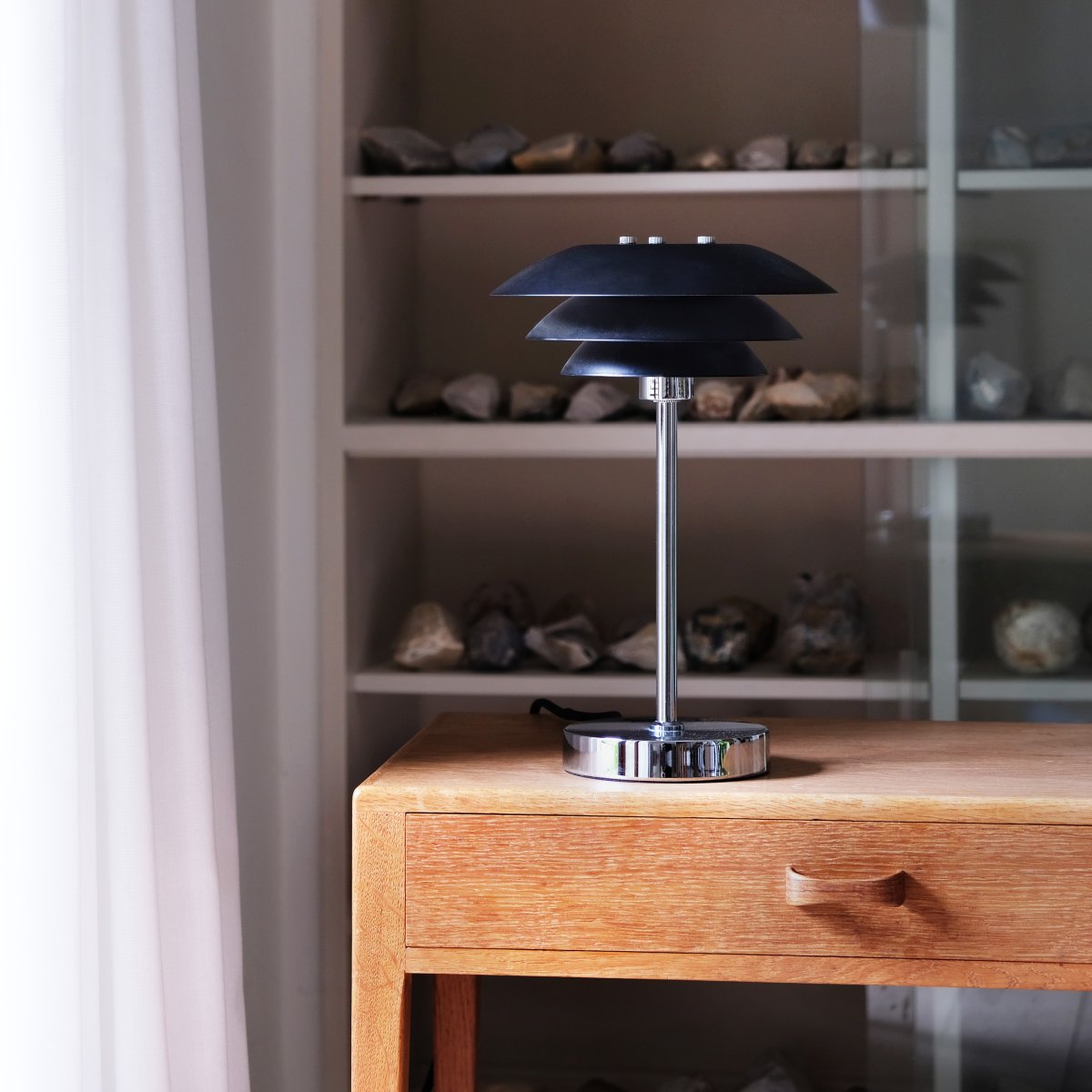 DL20 30cm Musta pöytävalaisin valmistajalta Dyberg Larsen - DL20-p&ouml;yt&auml;valaisin kromimetallijalalla ja mustilla metallivarjoilla on tyylik&auml;s valaisin, joka sopii t&auml;ydellisesti yhteen; ty&ouml;p&ouml;yd&auml;lle, pienelle sivup&ouml;yd&auml;lle olohuoneeseen tai miss&auml; tahansa tarvitset sit&auml;.