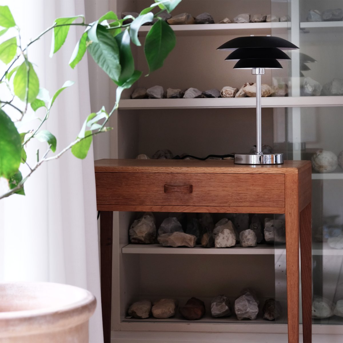 DL20 30cm Musta pöytävalaisin valmistajalta Dyberg Larsen - DL20-p&ouml;yt&auml;valaisin kromimetallijalalla ja mustilla metallivarjoilla on tyylik&auml;s valaisin, joka sopii t&auml;ydellisesti yhteen; ty&ouml;p&ouml;yd&auml;lle, pienelle sivup&ouml;yd&auml;lle olohuoneeseen tai miss&auml; tahansa tarvitset sit&auml;.