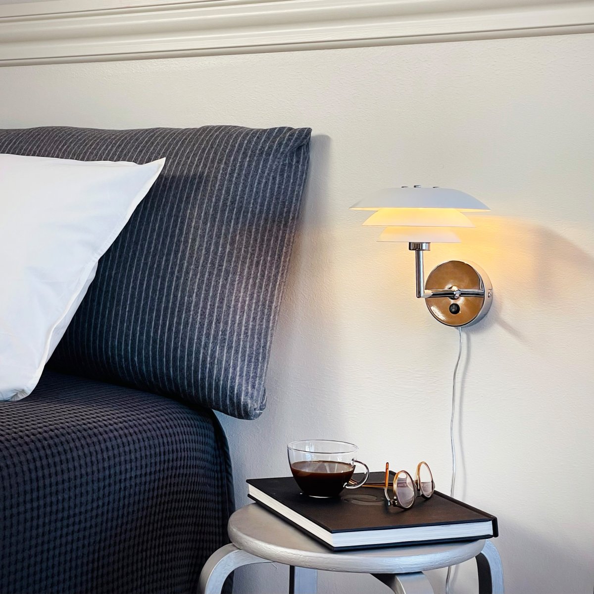 DL20 Valkoinen seinävalaisin valmistajalta Dyberg Larsen - DL20-sein&auml;valaisimessa on ajaton ja yksinkertainen muotoilu, ja se koostuu kolmesta s&auml;vyst&auml;, t&auml;m&auml; lamppu on helppo asentaa ja antaa kauniin valon.