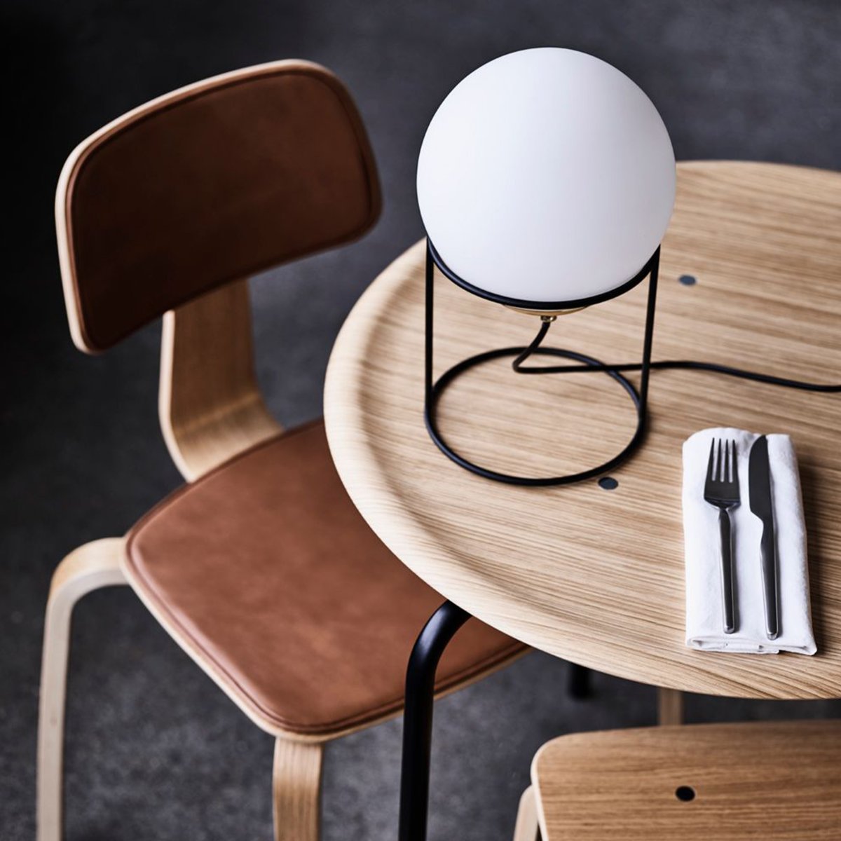 Moon 35cm Musta pöytävalaisin valmistajalta Dyberg Larsen - Kauniin kuun inspiroima Moon-lamppu antaa kotiisi ainutlaatuisen tunnelman.