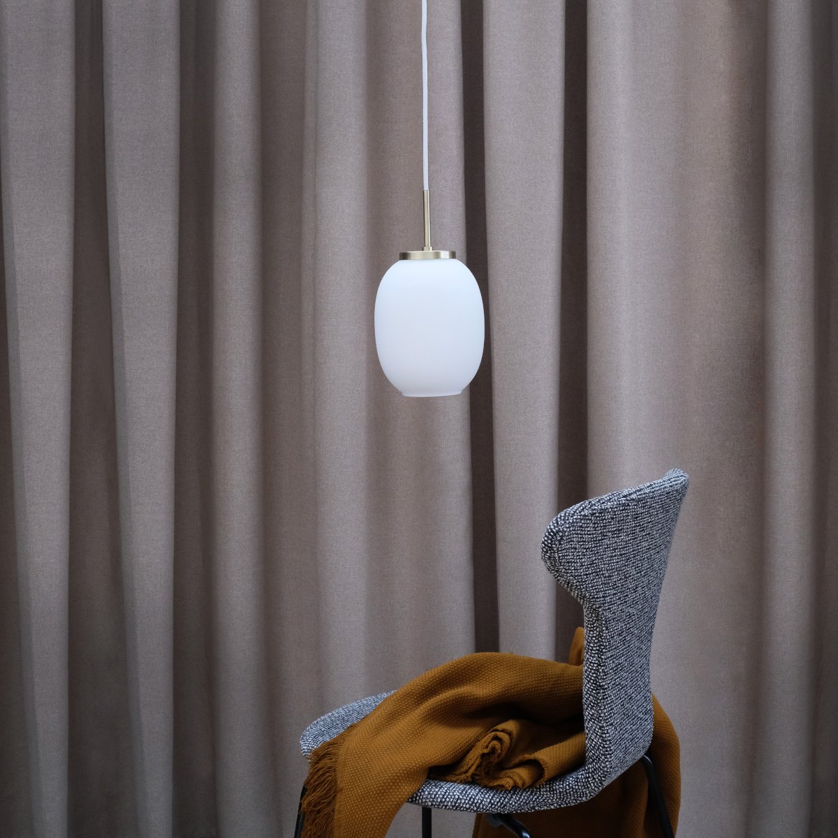 DL39 Ø15 Messinki kattovalaisin valmistajalta Dyberg Larsen - DL39 on tyylik&auml;s ja tyylik&auml;s riipus.