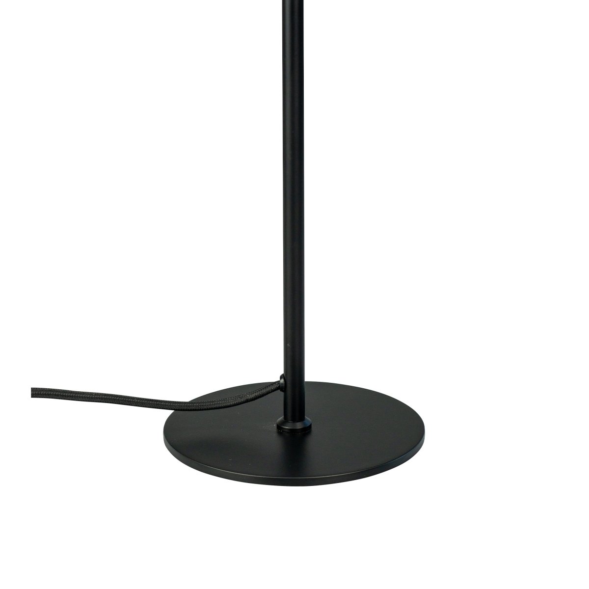 DL39 52cm Opaali pöytävalaisin valmistajalta Dyberg Larsen - DL39-pöytävalaisin on harmoninen ja yksinkertainen valaisin, joka on saanut inspiraationsa klassisista linjoista ja minimalistisesta sisustuksesta.