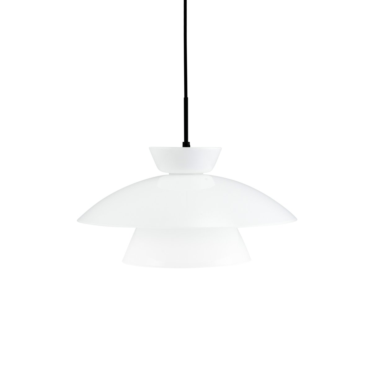 Valby Ø20 Opaali kattovalaisin valmistajalta Dyberg Larsen - Valby opaalikattovalaisin toimitetaan 3 m:n mustalla tekstiilijohdolla, joka antaa mahdollisuuden ripustaa lampun halutulle korkeudelle.