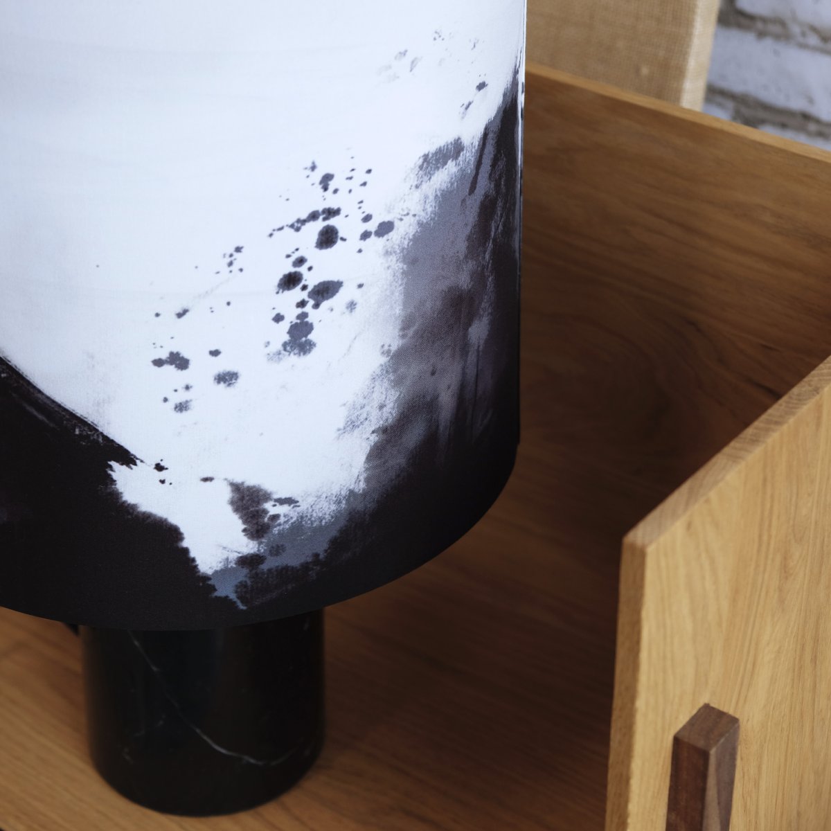 Molly 50cm Marmori pöytävalaisin valmistajalta Dyberg Larsen - 