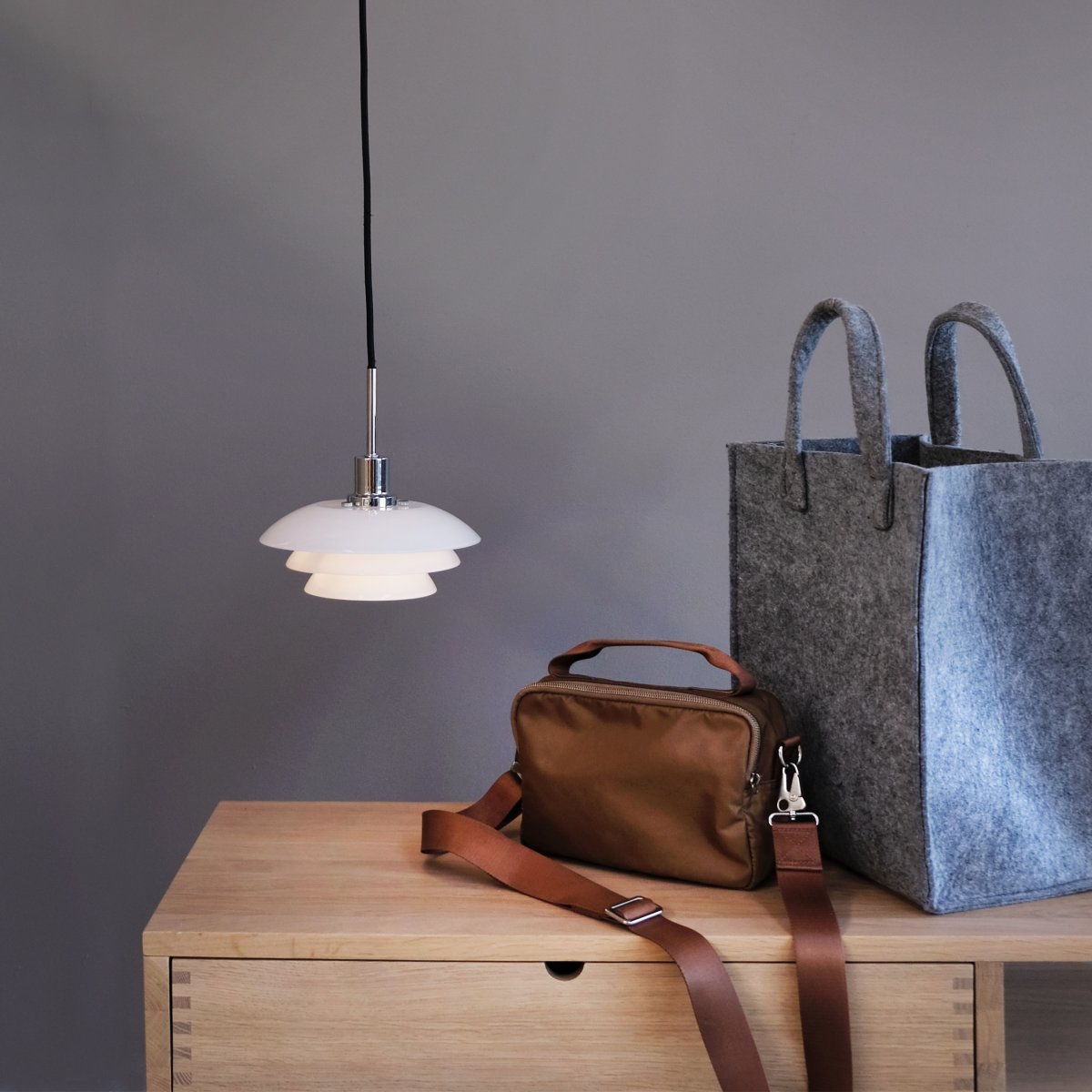 DL20 Ø20 Kromi kattovalaisin valmistajalta Dyberg Larsen - DL20 opaaliriipus kromijalustalla on tyylik&auml;s valaisin, joka sopii t&auml;ydellisesti ruoka- tai sohvap&ouml;yd&auml;n p&auml;&auml;lle.