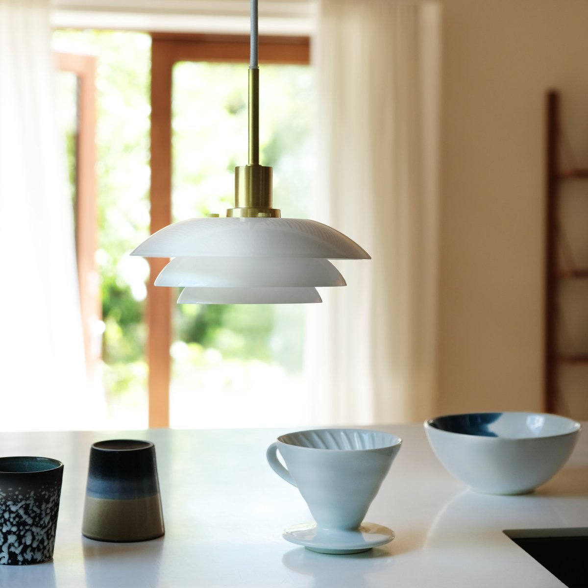 DL20 Ø20 Messinki kattovalaisin valmistajalta Dyberg Larsen - DL20 opaaliriipus messingisellä metallijalalla on tyylikäs valaisin, joka sopii täydellisesti ruoka- tai sohvapöydän päälle.