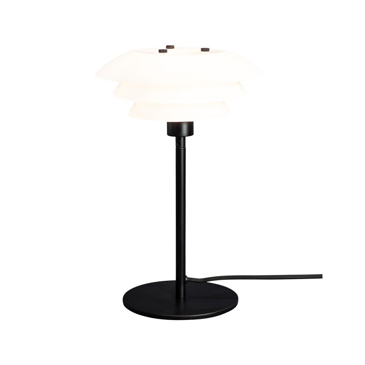 DL20 30cm Musta pöytävalaisin valmistajalta Dyberg Larsen - DL20-p&ouml;yt&auml;valaisin opaalilasilla ja mustalla v&auml;rill&auml; on eksklusiivinen ja ylellinen muotoilu, joka ei ole vain kaunis, vaan my&ouml;s antaa huoneeseen miellytt&auml;v&auml;n valaistuksen ja luo t&auml;ydellisen tunnelman kaikkiin tilanteisiin.