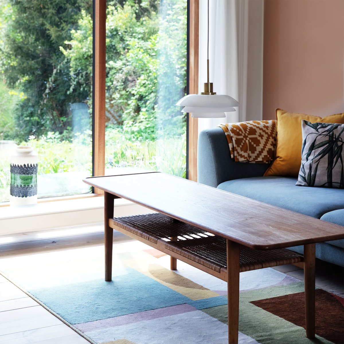 DL31 Ø31 Messinki kattovalaisin valmistajalta Dyberg Larsen - DL31 opaaliriipus messingisellä metallijalalla on tyylikäs valaisin, joka sopii täydellisesti ruoka- tai sohvapöydän päälle.