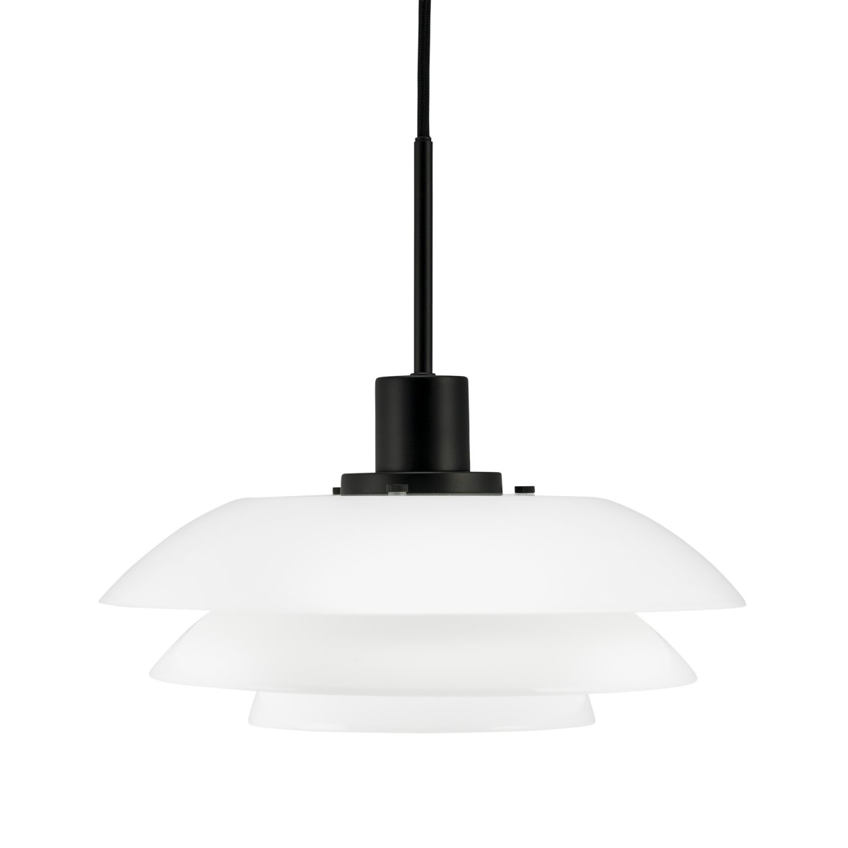 DL31 Ø31 Musta kattovalaisin valmistajalta Dyberg Larsen - DL31 opaaliriipus mustalla metallijalalla on tyylikäs valaisin, joka sopii täydellisesti ruoka- tai sohvapöydän päälle.