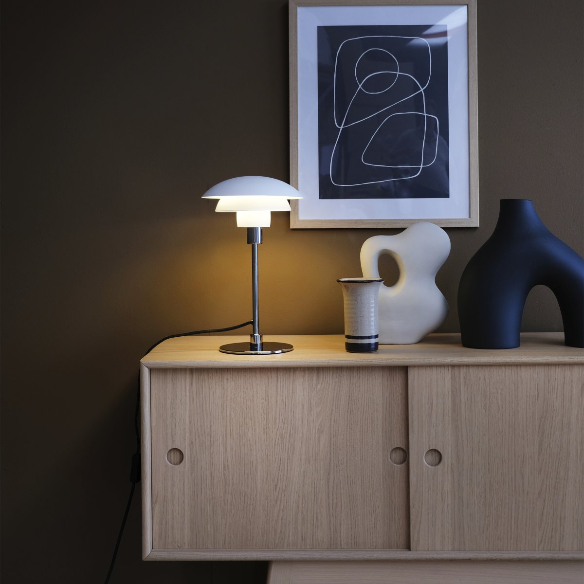 Morph 35cm Valkoinen pöytävalaisin valmistajalta Dyberg Larsen - Valaisimen mukana toimitetaan 1,6 metri&auml; pitk&auml; kangasjohto ja johdossa on virtakytkin.