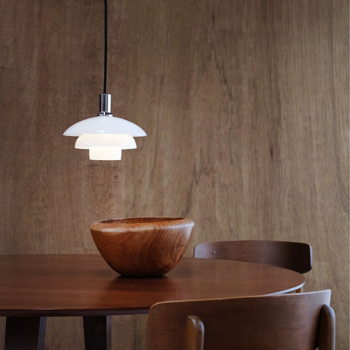 Morph Ø20 Opaali kattovalaisin valmistajalta Dyberg Larsen - Morph-valaistusmalliston on suunnitellut suosittu tanskalainen suunnittelija Frank Kerdil, ja siin&auml; yhdistyv&auml;t eleganssi ja toimivuus; &auml;skett&auml;inen makeinen.