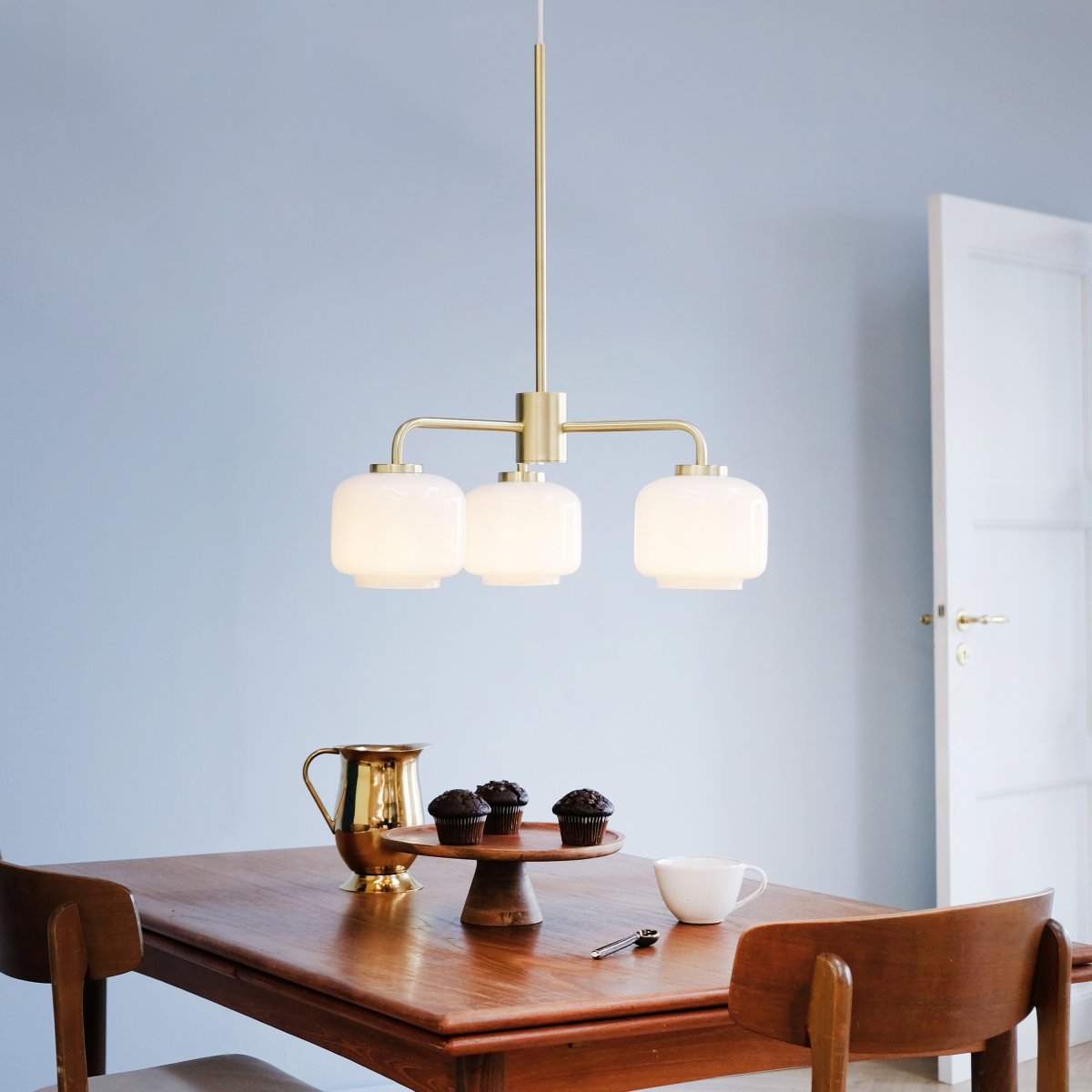 Arp Ø54 Messinki kattovalaisin valmistajalta Dyberg Larsen - Arp-sarja, joka sisältää myös riippuvalaisimia ja seinävalaisimia, on kunnianosoitus menneisyyden tanskalaiselle suunnittelulle ja käsityölle.