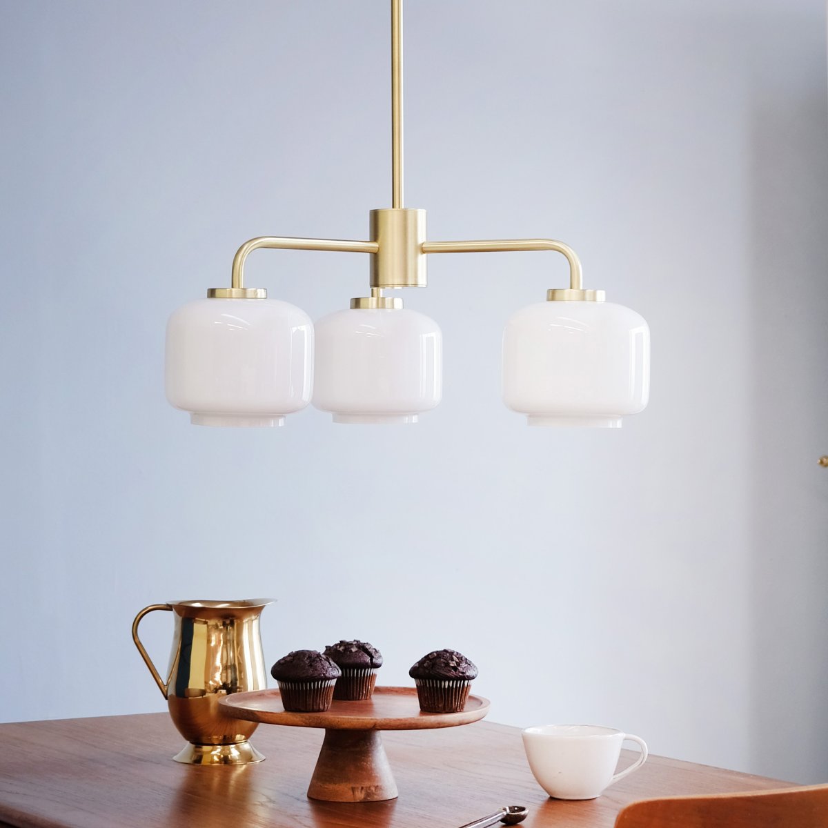 Arp Ø54 Messinki kattovalaisin valmistajalta Dyberg Larsen - Arp-sarja, joka sisältää myös riippuvalaisimia ja seinävalaisimia, on kunnianosoitus menneisyyden tanskalaiselle suunnittelulle ja käsityölle.