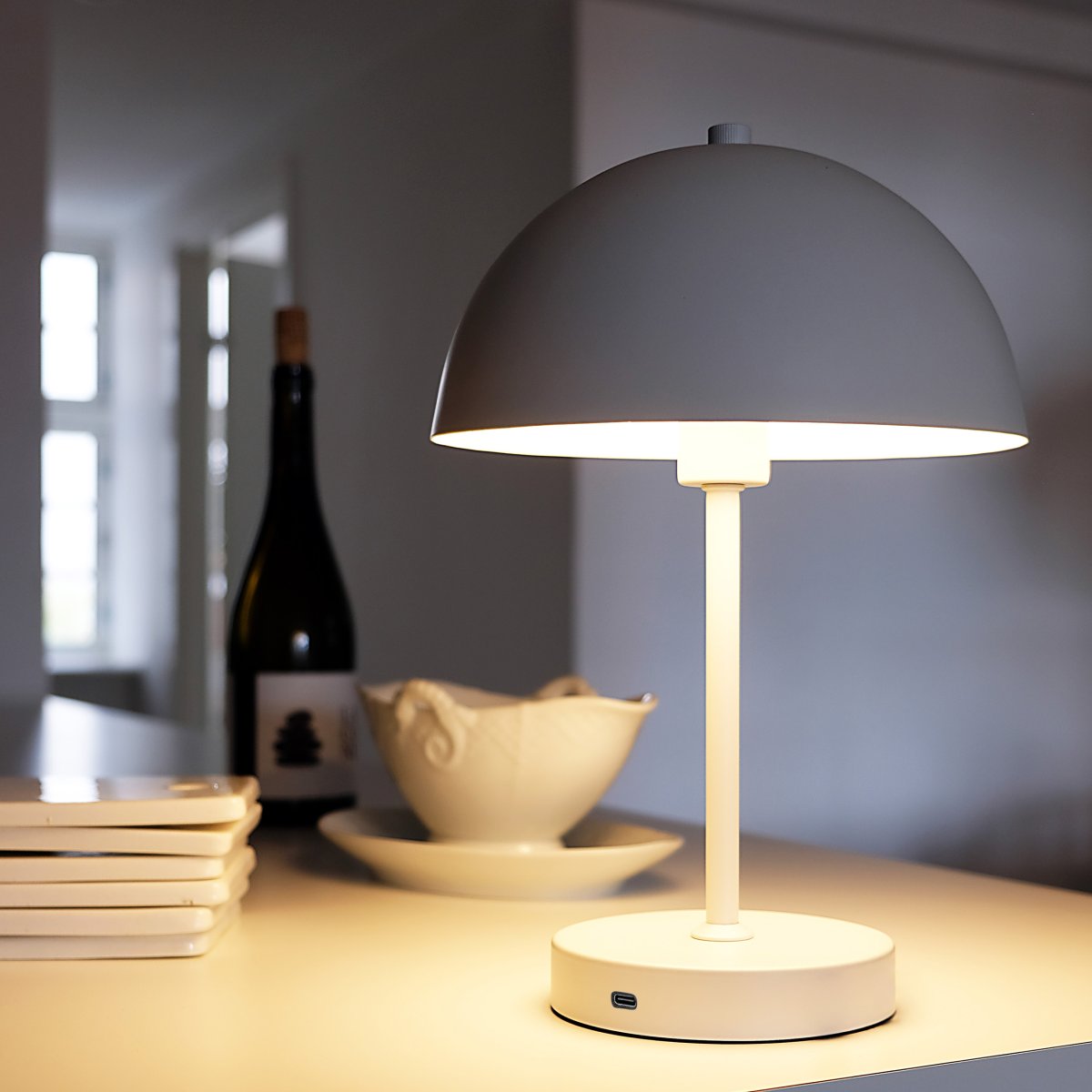 Stockholm 30cm Valkoinen Siirrettävä valmistajalta Dyberg Larsen - Valkoinen Tukholman LED-p&ouml;yt&auml;valaisin on ladattava lamppu, jossa on kolme kirkkaustasoa (100%, 50% ja 25%), ja se sopii sek&auml; sis&auml;- ett&auml; satunnaiseen ulkok&auml;ytt&ouml;&ouml;n.
