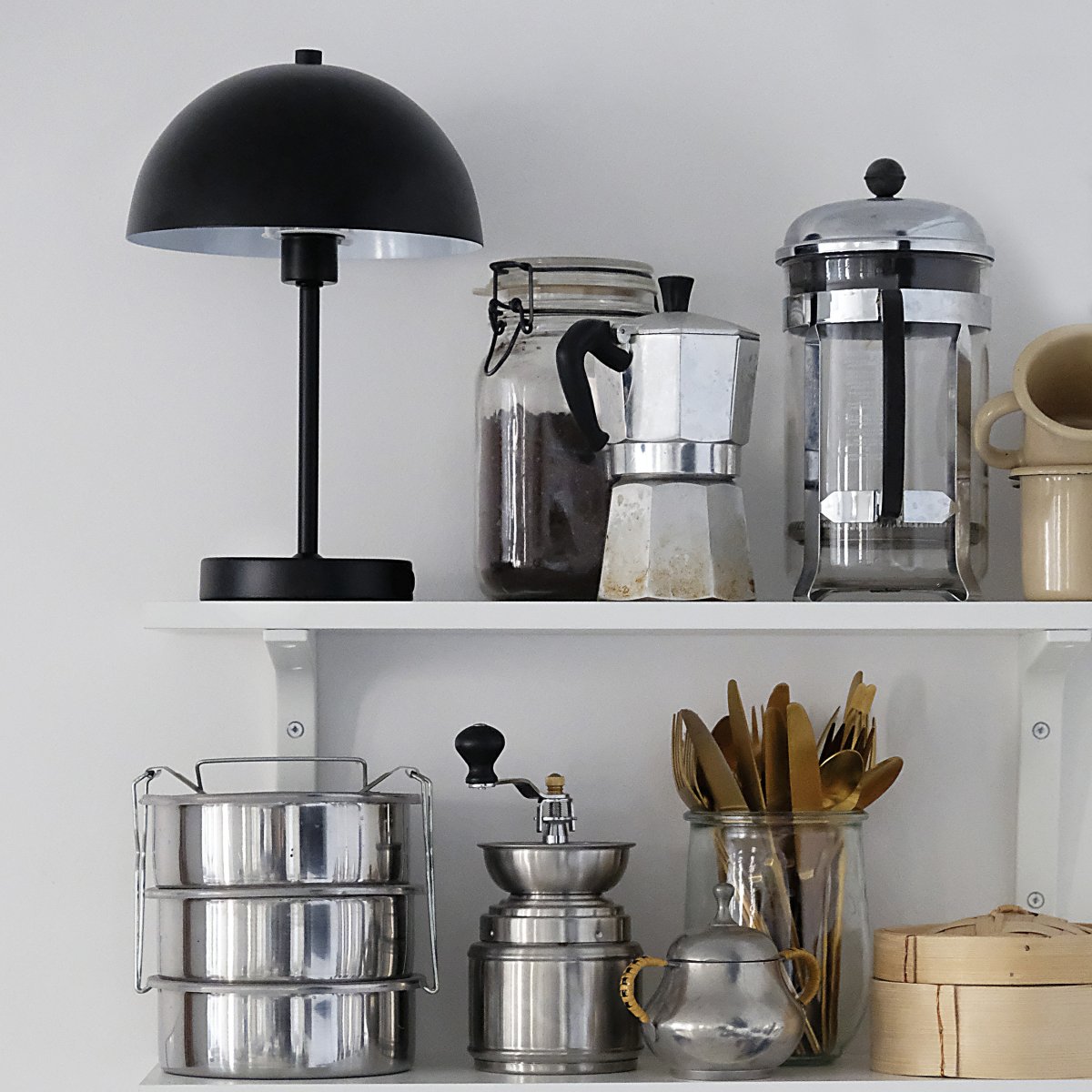 Stockholm 30cm Musta Siirrettävä valmistajalta Dyberg Larsen - Musta Tukholman LED-p&ouml;yt&auml;valaisin on ladattava lamppu, jossa on kolme kirkkaustasoa (100%, 50% ja 25%), ja se sopii sek&auml; sis&auml;- ett&auml; satunnaiseen ulkok&auml;ytt&ouml;&ouml;n.