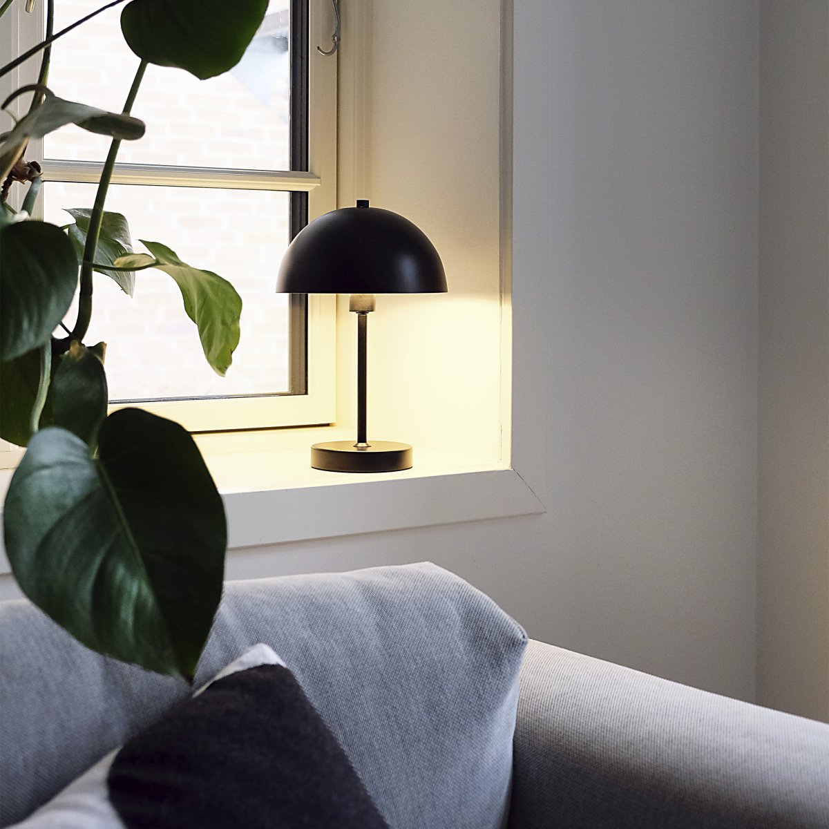 Stockholm 30cm Musta Siirrettävä valmistajalta Dyberg Larsen - Musta Tukholman LED-p&ouml;yt&auml;valaisin on ladattava lamppu, jossa on kolme kirkkaustasoa (100%, 50% ja 25%), ja se sopii sek&auml; sis&auml;- ett&auml; satunnaiseen ulkok&auml;ytt&ouml;&ouml;n.