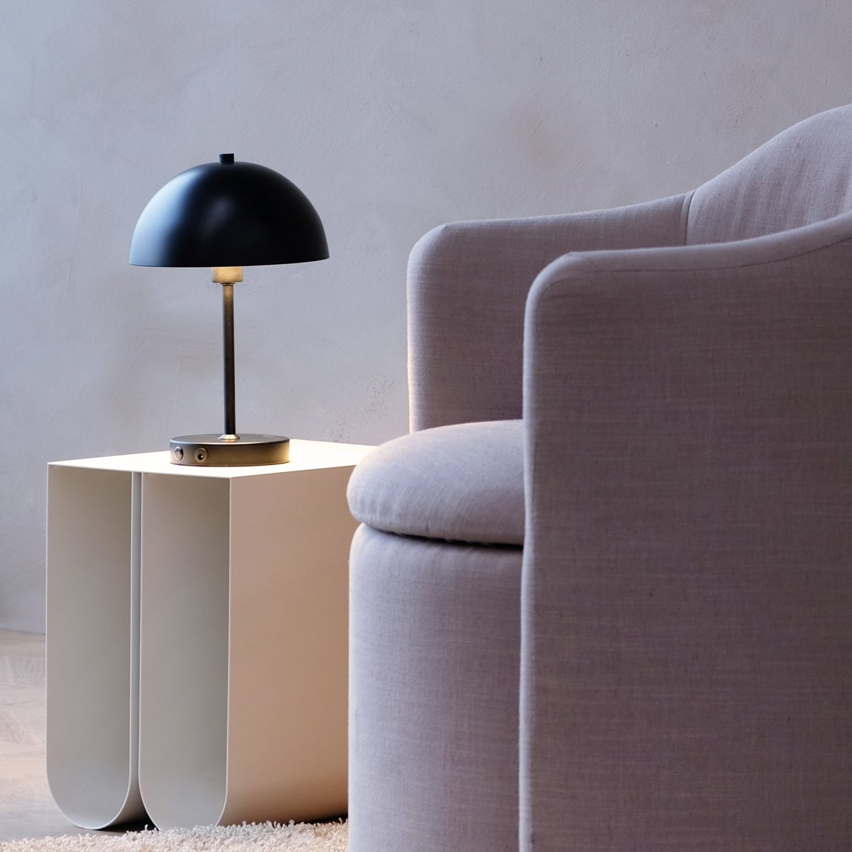 Stockholm 30cm Musta Siirrettävä valmistajalta Dyberg Larsen - Musta Tukholman LED-p&ouml;yt&auml;valaisin on ladattava lamppu, jossa on kolme kirkkaustasoa (100%, 50% ja 25%), ja se sopii sek&auml; sis&auml;- ett&auml; satunnaiseen ulkok&auml;ytt&ouml;&ouml;n.