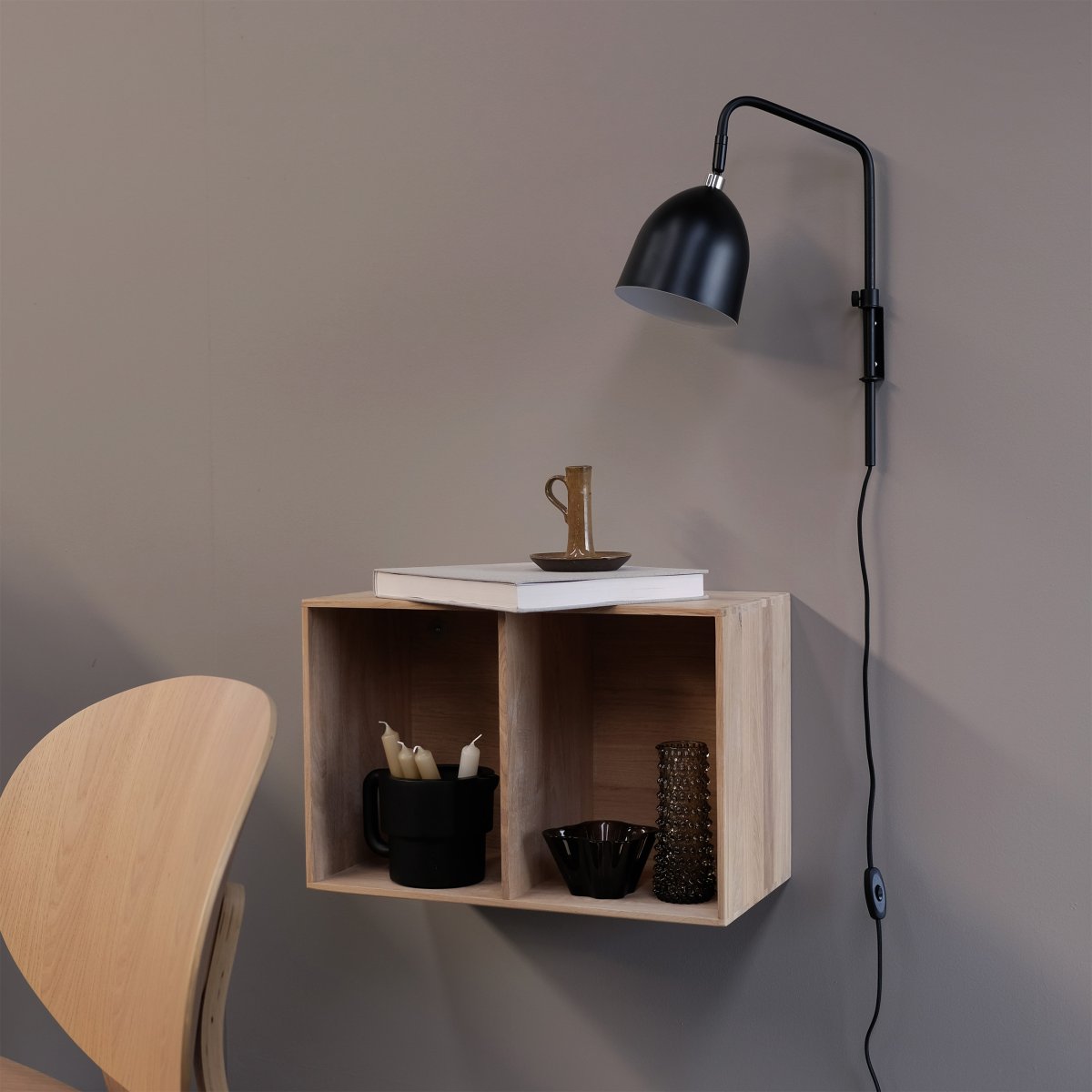 Easton 43cm Musta seinävalaisin valmistajalta Dyberg Larsen - Tyylikäs ja joustava, se on täydellinen lisä suosikkituolillesi.