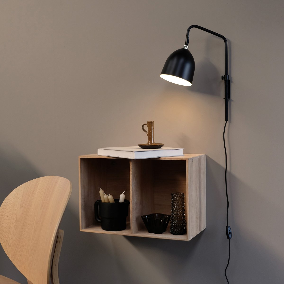 Easton 43cm Musta seinävalaisin valmistajalta Dyberg Larsen - Tyylikäs ja joustava, se on täydellinen lisä suosikkituolillesi.