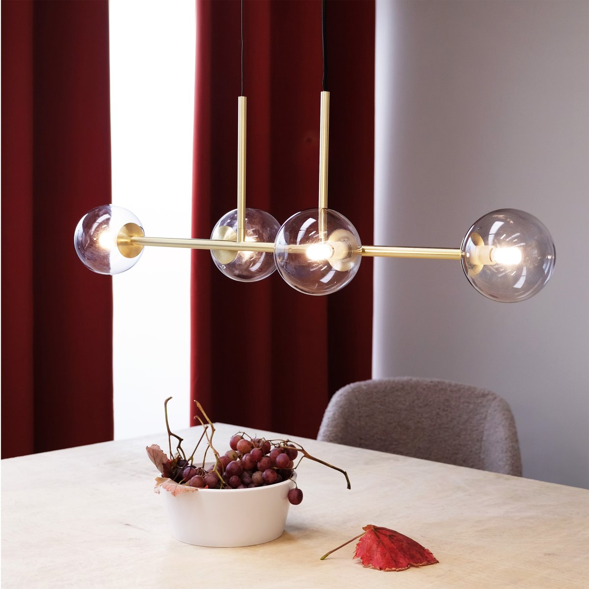 Clark 90cm Messinki kattovalaisin valmistajalta Dyberg Larsen - Ainutlaatuisen savustetun lasin ja messingin yhdistelm&auml;ns&auml; ansiosta t&auml;m&auml; lamppu tuo huoneeseesi hienostuneen ja modernin tunnelman.