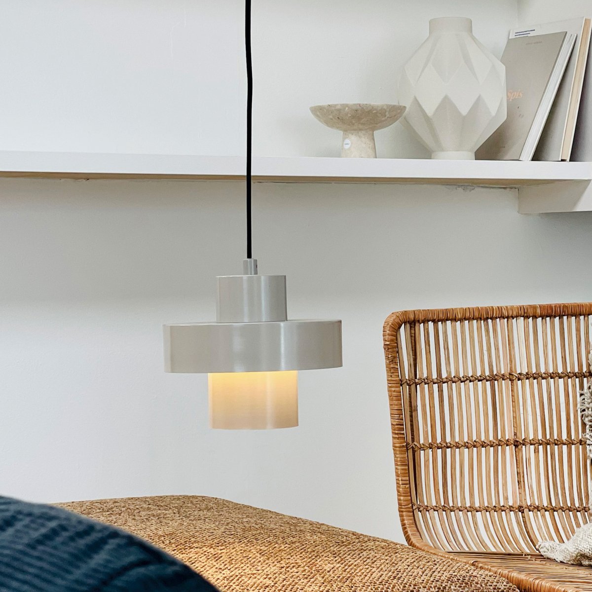 Stoke Ø20 Lämmin harmaa kattovalaisin valmistajalta Dyberg Larsen - STOKE-valaisin on suunniteltu metallista, ja sen kiiltävä pinta korostaa sen geometrisia kaarevia ja reunoja.