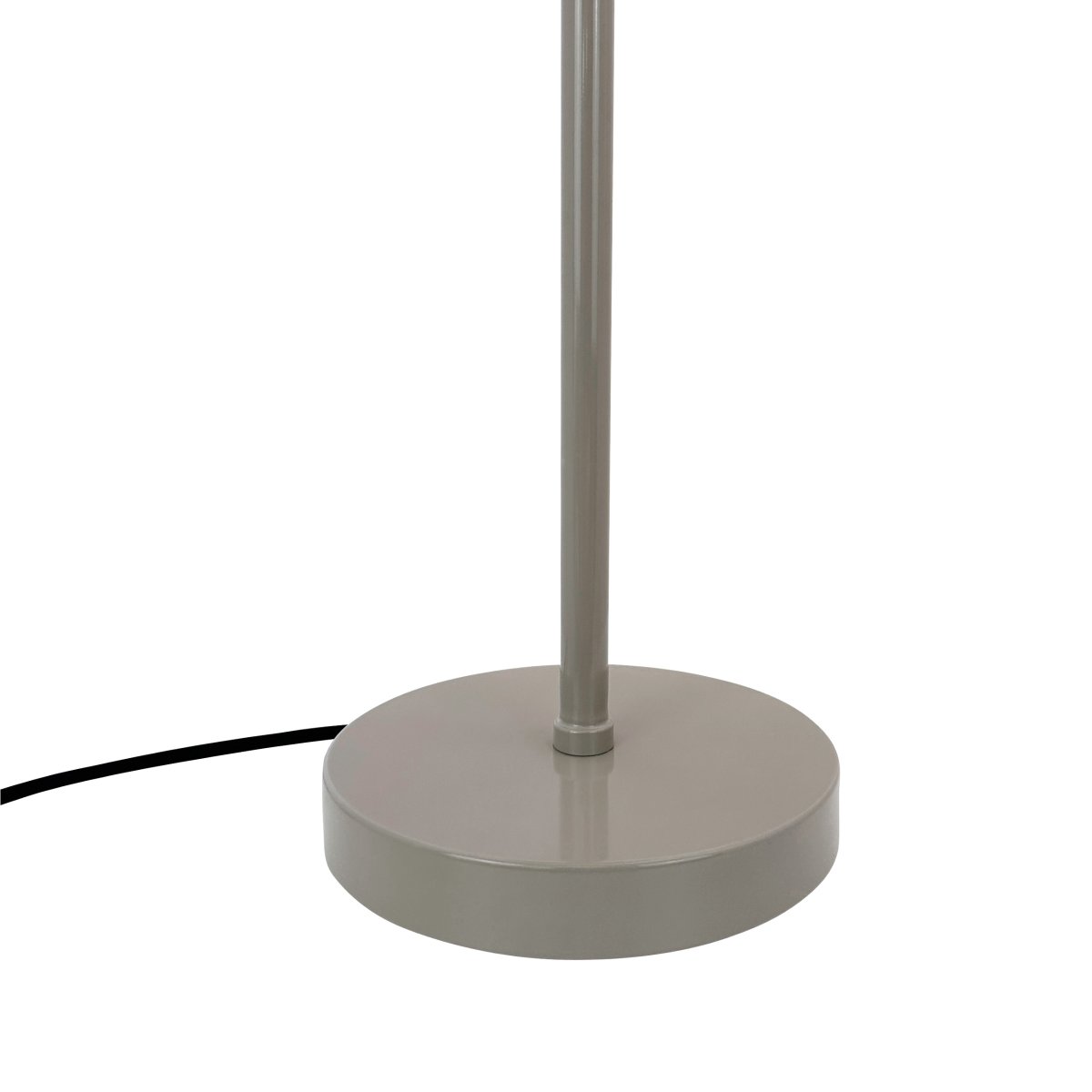 Stoke 50cm Lämmin harmaa pöytävalaisin valmistajalta Dyberg Larsen - Dyberg Larsenin Stoke-pöytävalaisin on valmistettu metallista, ja sen kiiltävä pinta korostaa geometrisia muotoja.