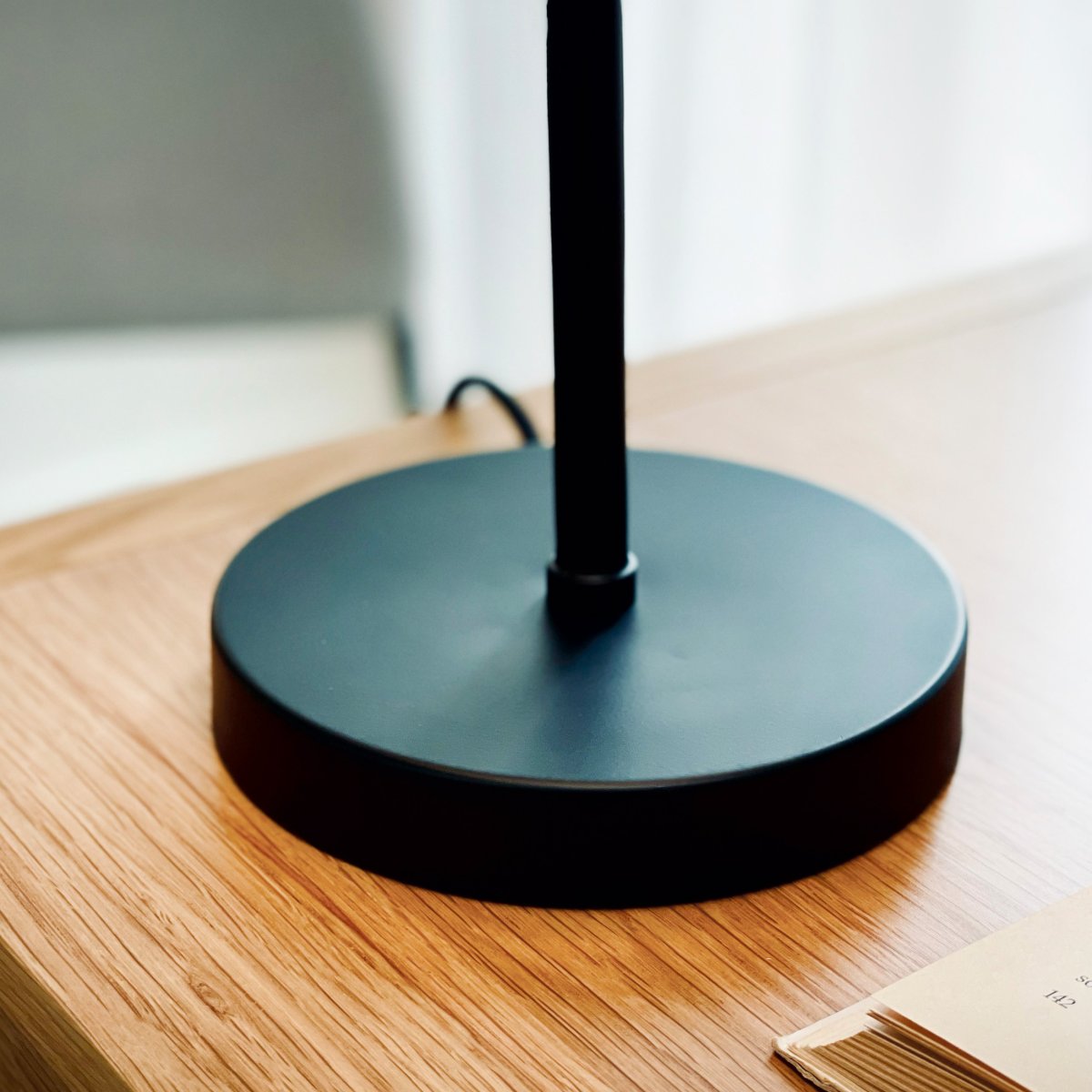 Stoke 50cm Musta pöytävalaisin valmistajalta Dyberg Larsen - Dyberg Larsenin Stoke-pöytävalaisin on valmistettu metallista, ja sen mattapintainen pinta korostaa geometrisia muotoja.