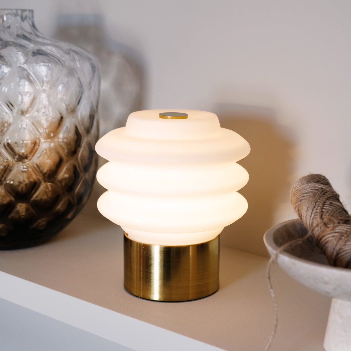Diva LED 18cm Messinki Siirrettävä valmistajalta Dyberg Larsen - Tillverkad av opalglas ger den ett mjukt, behagligt sken, och den inbyggda LED-tekniken g&ouml;r den energieffektiv och h&aring;llbar.