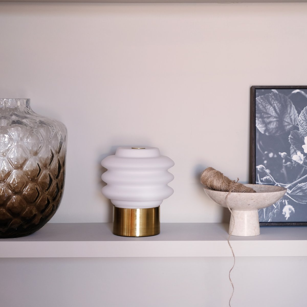 Diva LED 18cm Messinki Siirrettävä valmistajalta Dyberg Larsen - Tillverkad av opalglas ger den ett mjukt, behagligt sken, och den inbyggda LED-tekniken g&ouml;r den energieffektiv och h&aring;llbar.