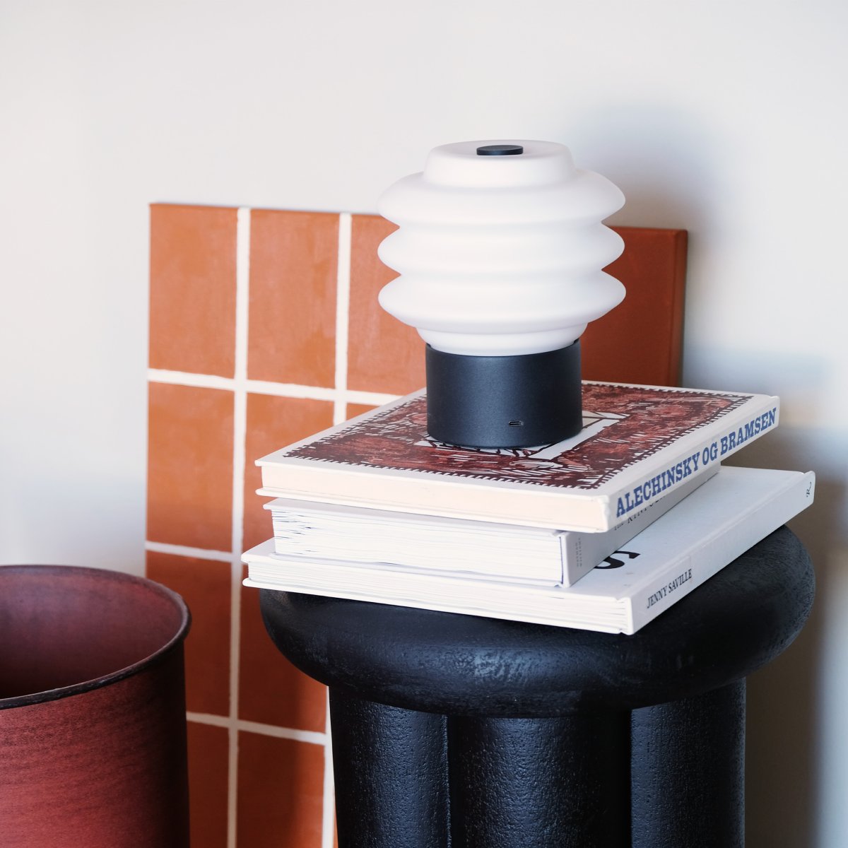 Diva LED 18cm Musta Siirrettävä valmistajalta Dyberg Larsen - Tillverkad av opalglas ger den ett mjukt, behagligt sken, och den inbyggda LED-tekniken g&ouml;r den energieffektiv och h&aring;llbar.